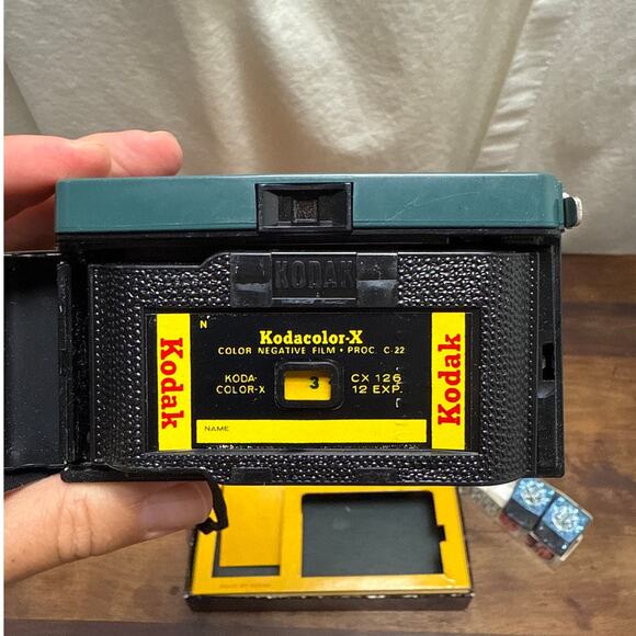 Vintage 60's Kodak Hawkeye Instamatic R4 Camera + Flashcubes UNTESTED PARTS ONLY - Picture 13 of 15